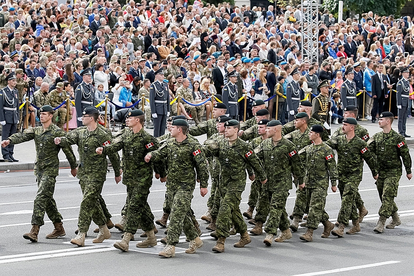 Кому нужны военные парады