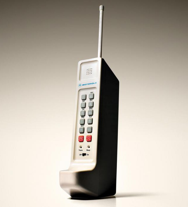 Сколько весил первый мобильный телефон